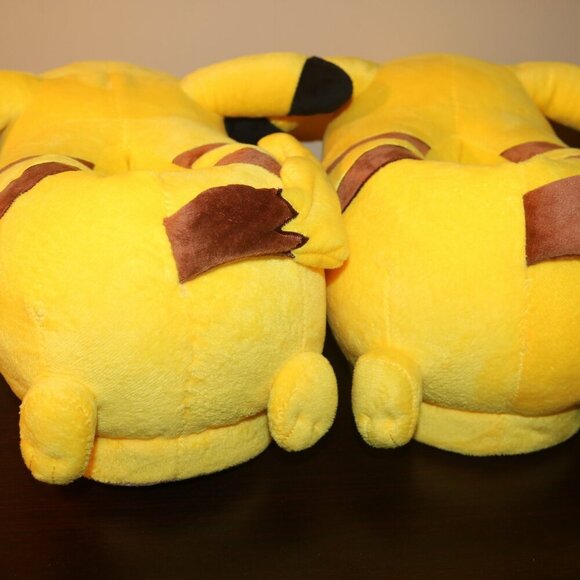 Pokemon Pikachu house shoes Youth size cheeks light up clean used little - Picture 4 of 7